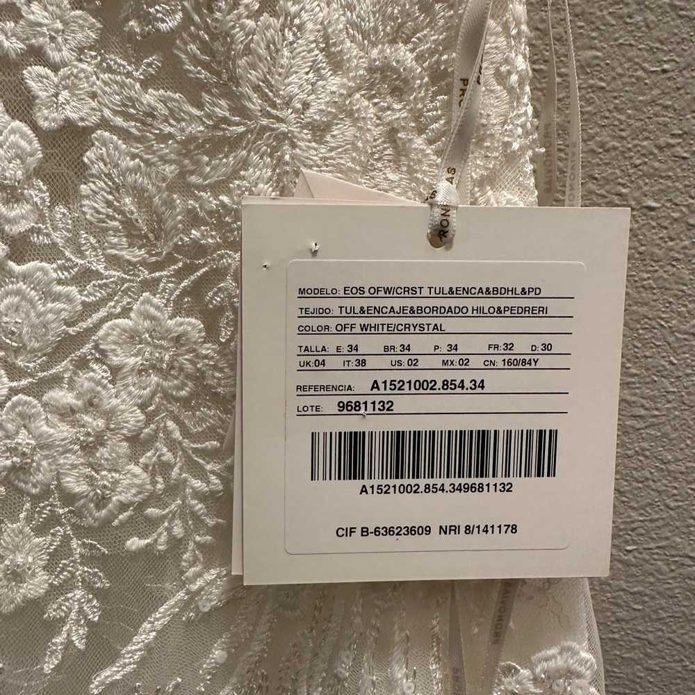 Pronovias EOS Lace Wedding Dress - Picture 9 of 16
